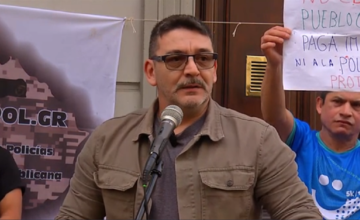 Manifestantes con pancartas y banderas frente a la puerta del Ministerio del Interior.