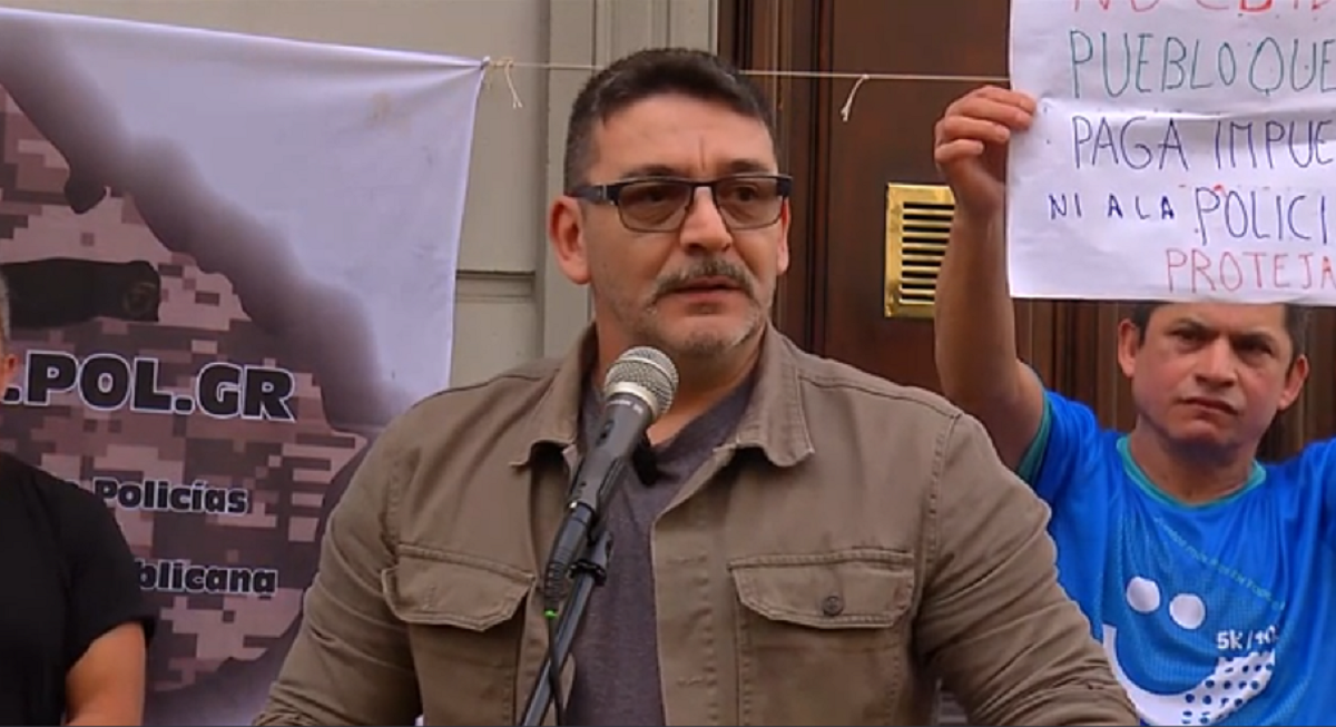 Manifestantes con pancartas y banderas frente a la puerta del Ministerio del Interior.