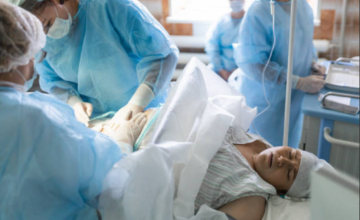 Un equipo médico realizando una cesárea en un quirófano de Uruguay.
