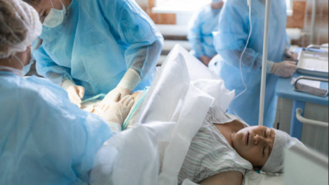 Un equipo médico realizando una cesárea en un quirófano de Uruguay.