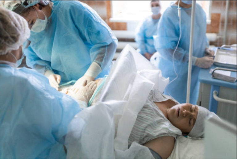 Un equipo médico realizando una cesárea en un quirófano de Uruguay.