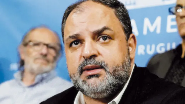 Exsenador Charles Carrera durante una conferencia de prensa en el Palacio Legislativo.