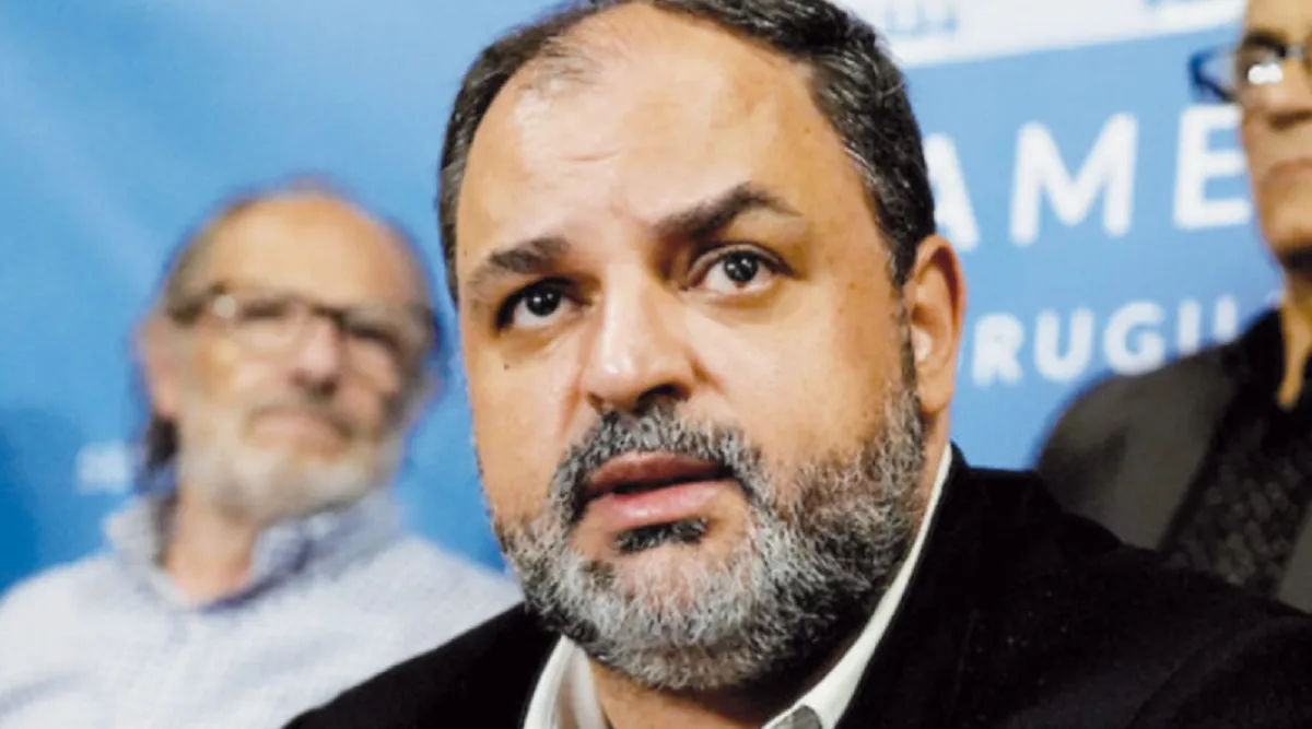 Exsenador Charles Carrera durante una conferencia de prensa en el Palacio Legislativo.