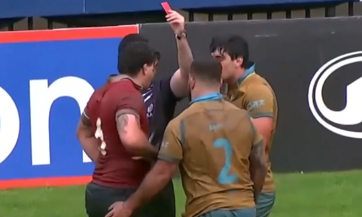Jugadores de rugby en disputa durante un partido internacional en el estadio CAP.