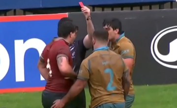 Jugadores de rugby en disputa durante un partido internacional en el estadio CAP.