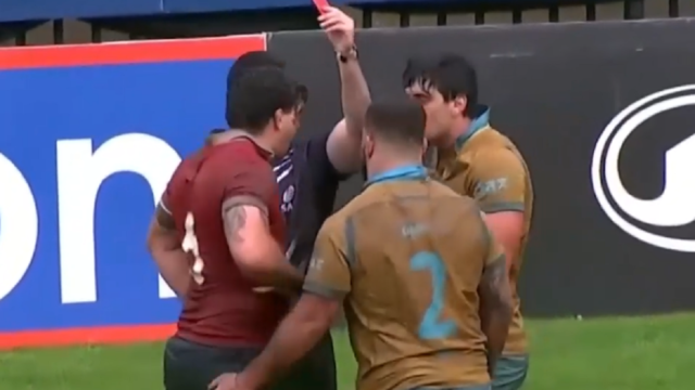 Jugadores de rugby en disputa durante un partido internacional en el estadio CAP.