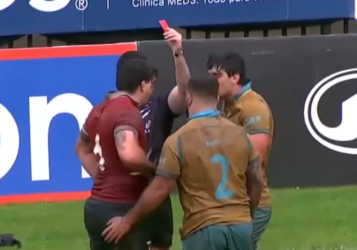 Jugadores de rugby en disputa durante un partido internacional en el estadio CAP.