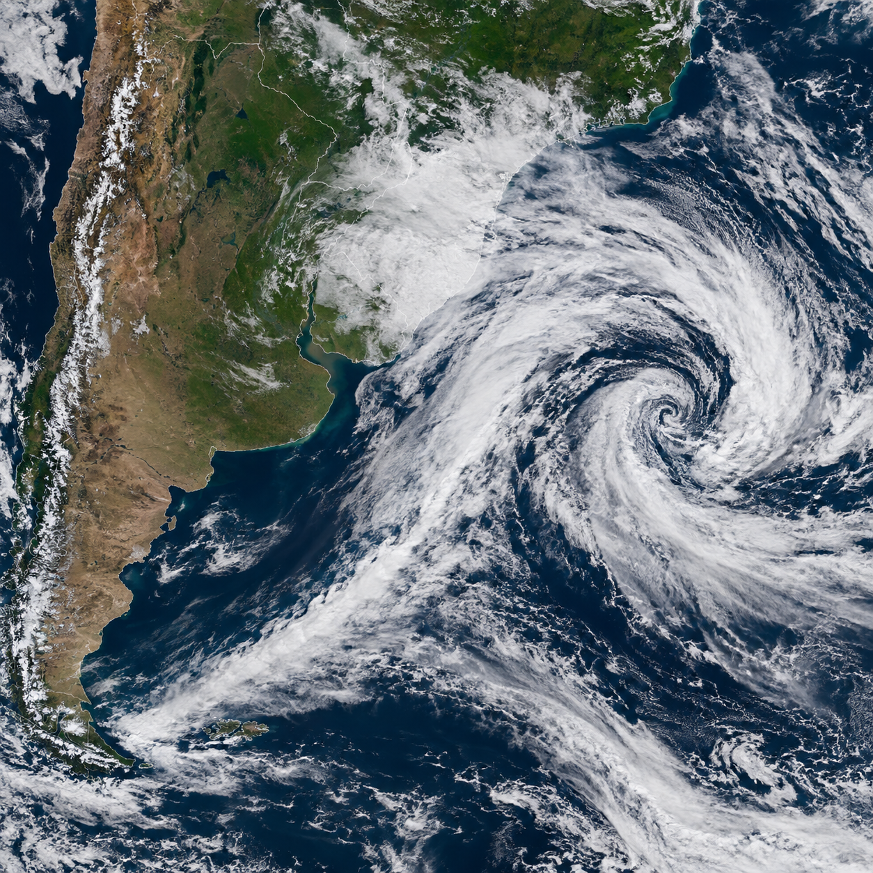 Mapa de radar meteorológico mostrando el avance de la ciclogénesis sobre el Cono Sur.