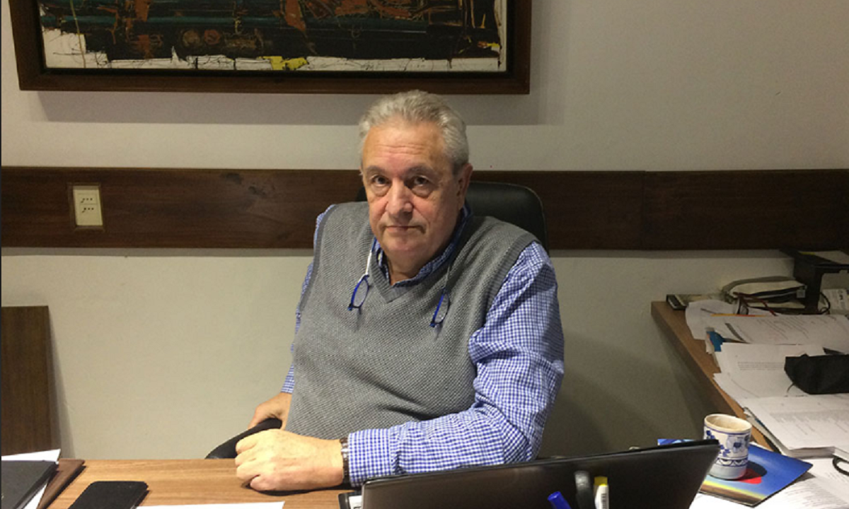 Claudio Rama, exdirector del Instituto de Perfeccionamiento y Estudios Superiores (IPES), gesticulando durante una entrevista.