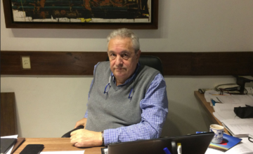 Claudio Rama, exdirector del Instituto de Perfeccionamiento y Estudios Superiores (IPES), gesticulando durante una entrevista.