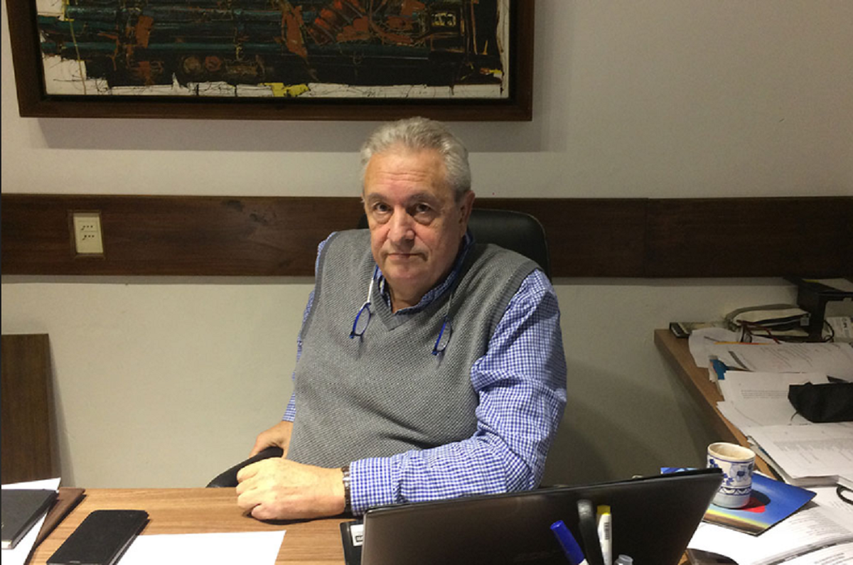 Claudio Rama, exdirector del Instituto de Perfeccionamiento y Estudios Superiores (IPES), gesticulando durante una entrevista.