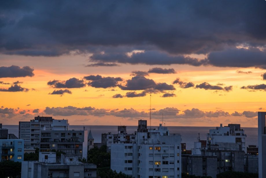 Calles y edificios de Montevideo en un día cotidiano