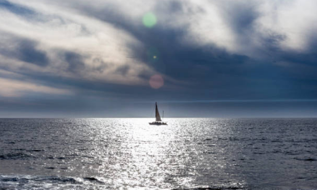 Vista panorámica de la costa de Mazatlán con nubes cargadas de lluvia sobre el océano