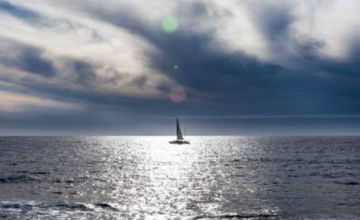 Vista panorámica de la costa de Mazatlán con nubes cargadas de lluvia sobre el océano