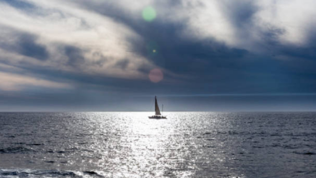 Vista panorámica de la costa de Mazatlán con nubes cargadas de lluvia sobre el océano