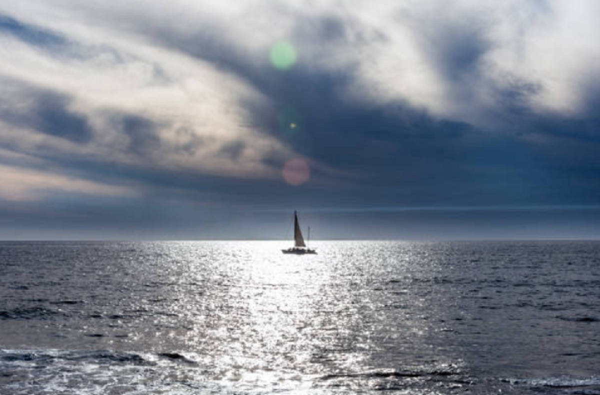 Vista panorámica de la costa de Mazatlán con nubes cargadas de lluvia sobre el océano