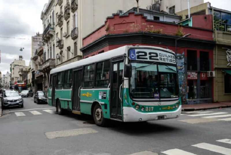 Pasajeros esperando un colectivo en una parada de Buenos Aires.