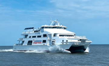 Buque de pasajeros de Colonia Express atracado en la terminal fluvial del Río de la Plata.