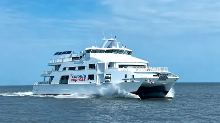 Buque de pasajeros de Colonia Express atracado en la terminal fluvial del Río de la Plata.
