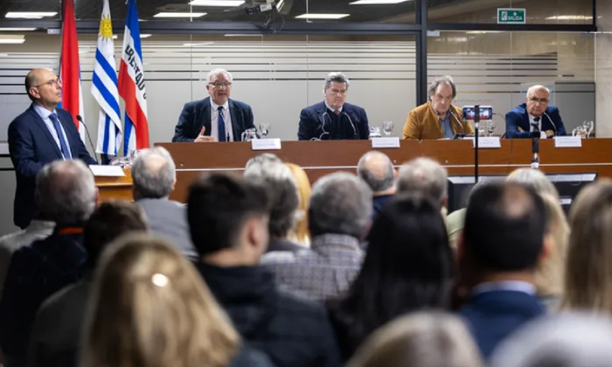 Conferencia de debate sobre el sistema de Justicia en el anexo del Palacio Legislativo.