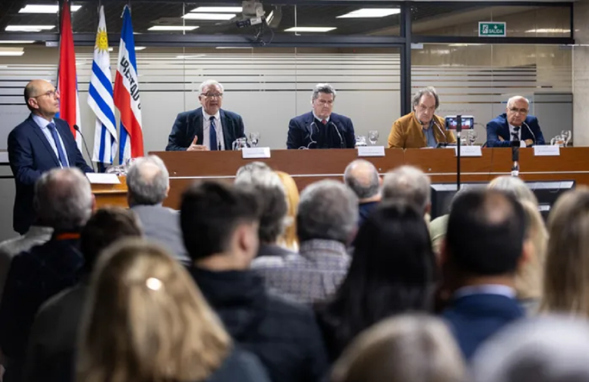 Conferencia de debate sobre el sistema de Justicia en el anexo del Palacio Legislativo.