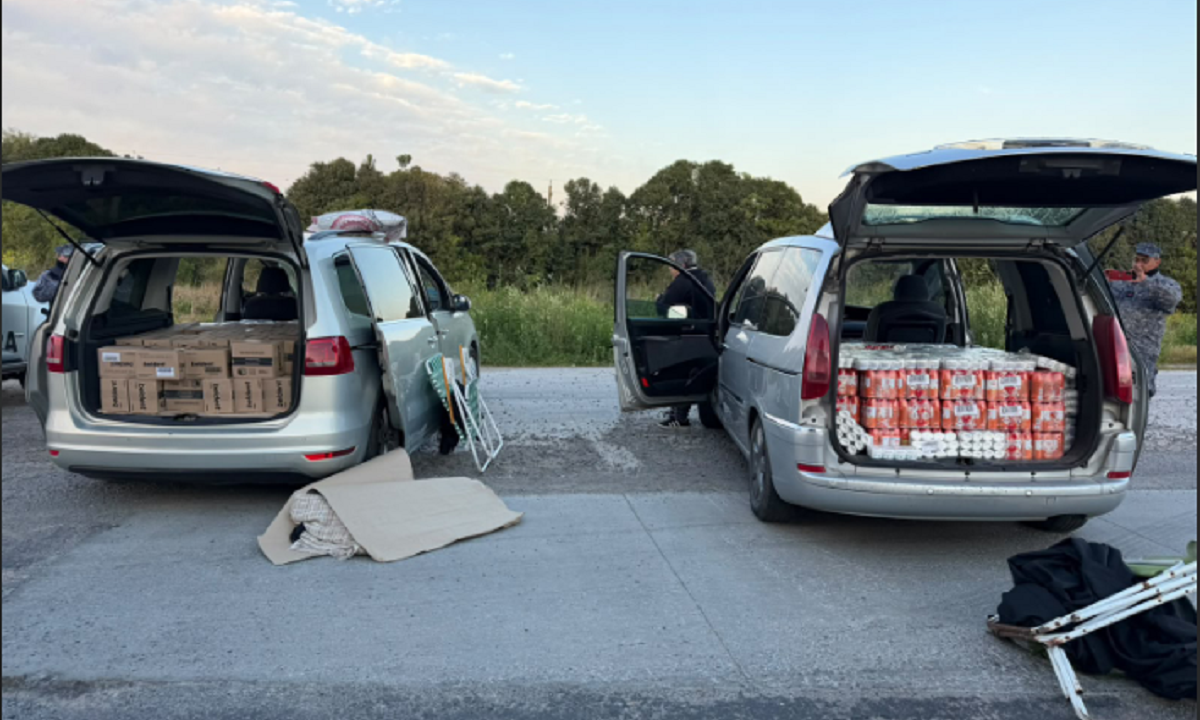 Personal de la Prefectura del Puerto de Fray Bentos inspeccionando la mercadería de contrabando incautada en el Puente San Martín.