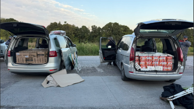 Personal de la Prefectura del Puerto de Fray Bentos inspeccionando la mercadería de contrabando incautada en el Puente San Martín.