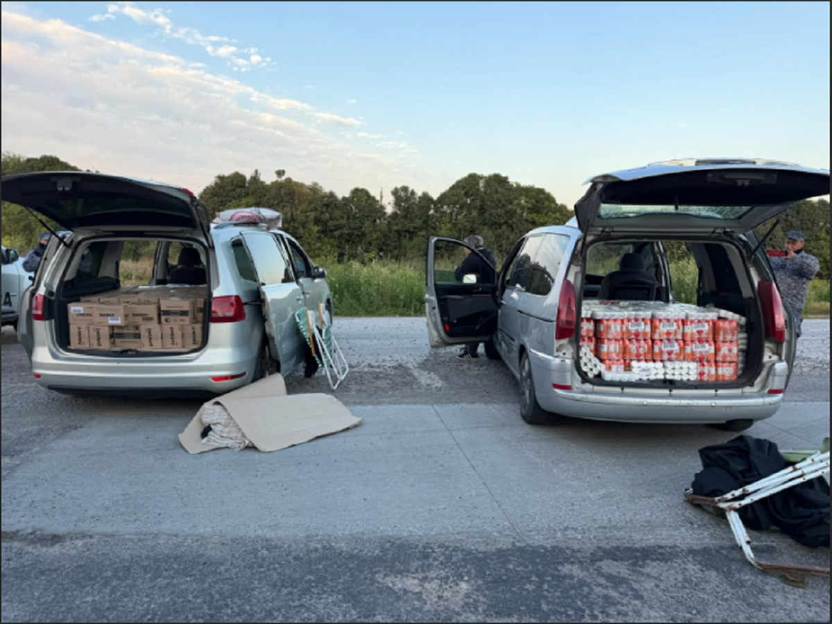 Personal de la Prefectura del Puerto de Fray Bentos inspeccionando la mercadería de contrabando incautada en el Puente San Martín.