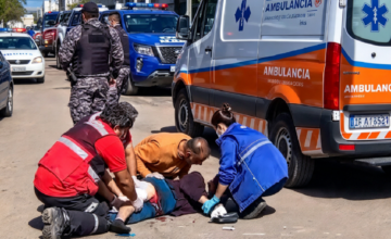 Médico asistiendo a una persona mayor en una ambulancia tras un accidente de emergencia.
