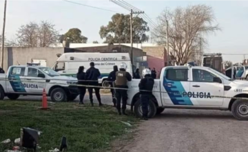 Móvil policial de la provincia de Buenos Aires en la escena del crimen en Monte Grande, Argentina.