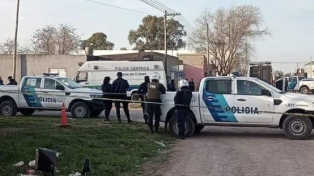 Móvil policial de la provincia de Buenos Aires en la escena del crimen en Monte Grande, Argentina.