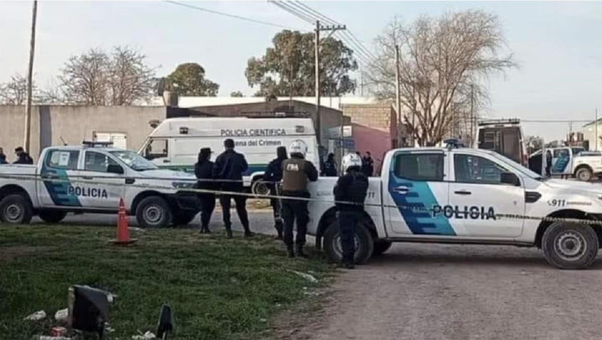 Móvil policial de la provincia de Buenos Aires en la escena del crimen en Monte Grande, Argentina.