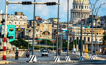 Calle de La Habana completamente a oscuras durante el apagón nacional en Cuba.