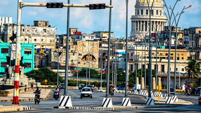 Calle de La Habana completamente a oscuras durante el apagón nacional en Cuba.