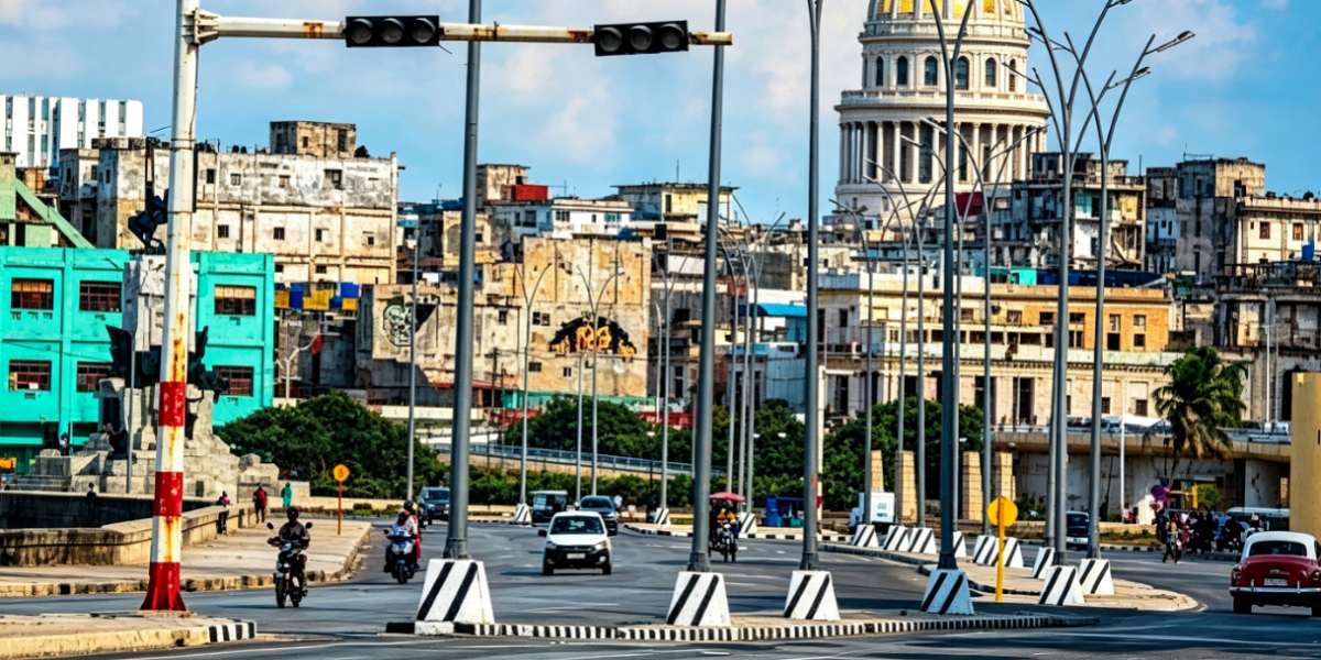 Calle de La Habana completamente a oscuras durante el apagón nacional en Cuba.