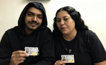 Fila de personas afuera de la Dirección Nacional de Identificación Civil en Montevideo.