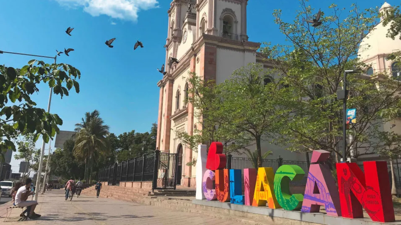 Vista panorámica del centro urbano de Culiacán Rosales bajo un cielo parcialmente nublado.