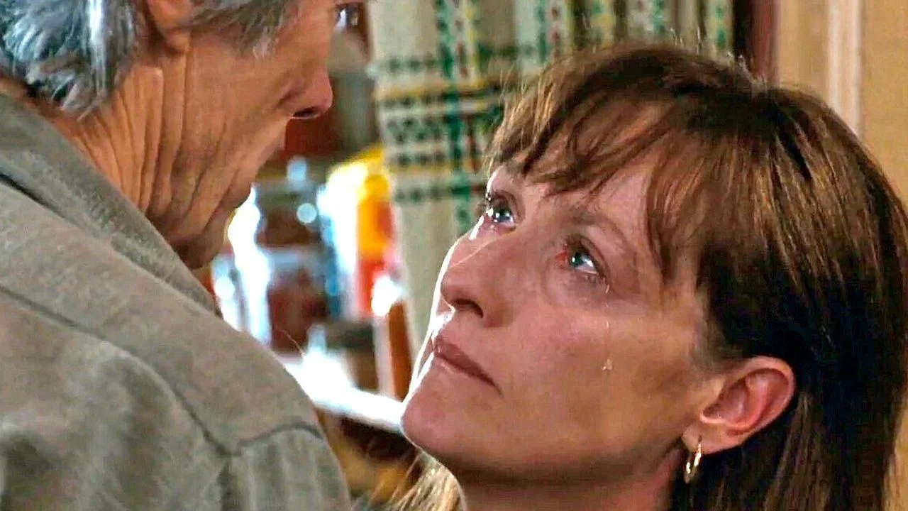 La película Los puentes de Madison, dirigida por Clint Eastwood, exploró el desarrollo emocional de un personaje a través de gestos faciales y silencios, una decisión que marcó su.