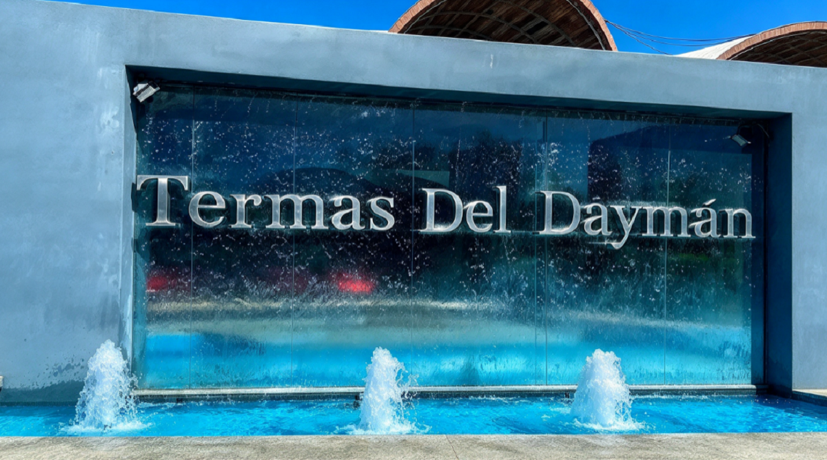 Familias disfrutando del agua en el complejo termal de Daymán en Salto