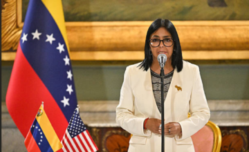 Delcy Rodríguez durante una conferencia de prensa oficial