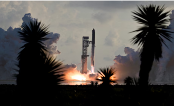 Cohete Super Heavy de Starship elevándose sobre la plataforma de lanzamiento en la costa de Brownsville.