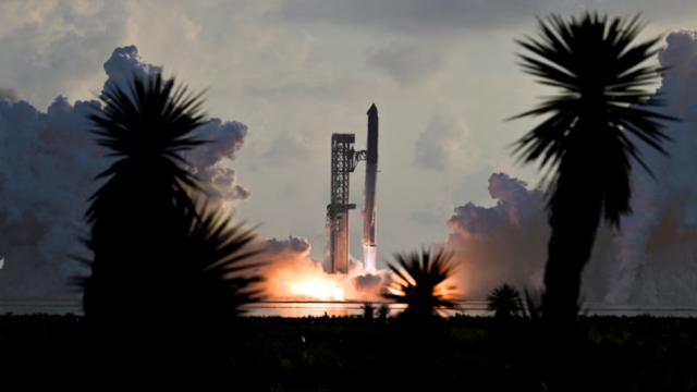 Cohete Super Heavy de Starship elevándose sobre la plataforma de lanzamiento en la costa de Brownsville.