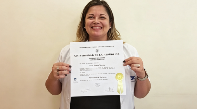 Tribunal de Ética Médica analizando expedientes en una sala de reuniones.