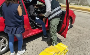 Efectivos de la Policía Científica trabajando en la calle José María Penco de Montevideo.