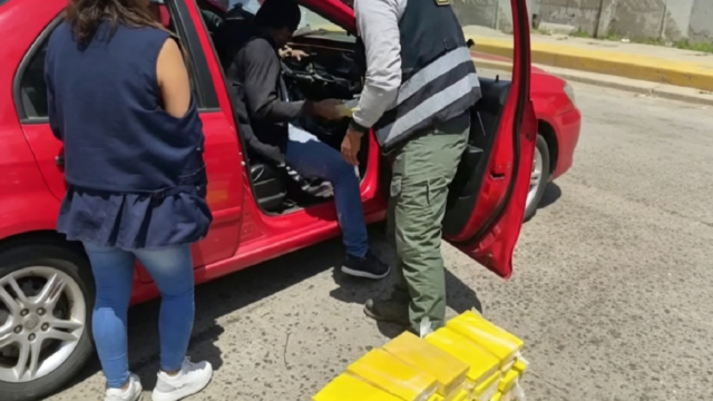 Efectivos de la Policía Científica trabajando en la calle José María Penco de Montevideo.