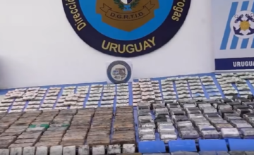 Paquetes de pasta base incautados por la Policía en un operativo antidrogas.