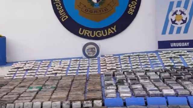 Paquetes de pasta base incautados por la Policía en un operativo antidrogas.
