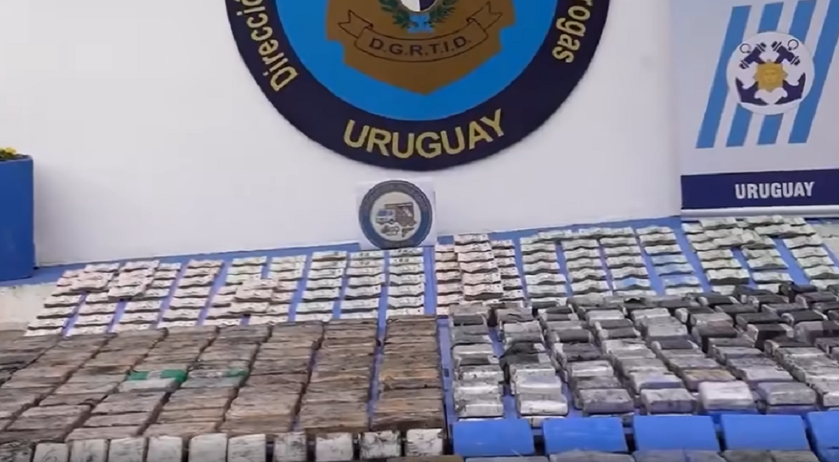 Paquetes de pasta base incautados por la Policía en un operativo antidrogas.