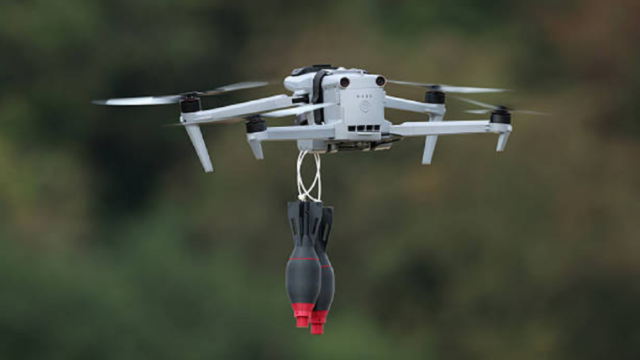 Dron de reconocimiento volando a baja altura sobre una pista de aterrizaje aeroportuaria.