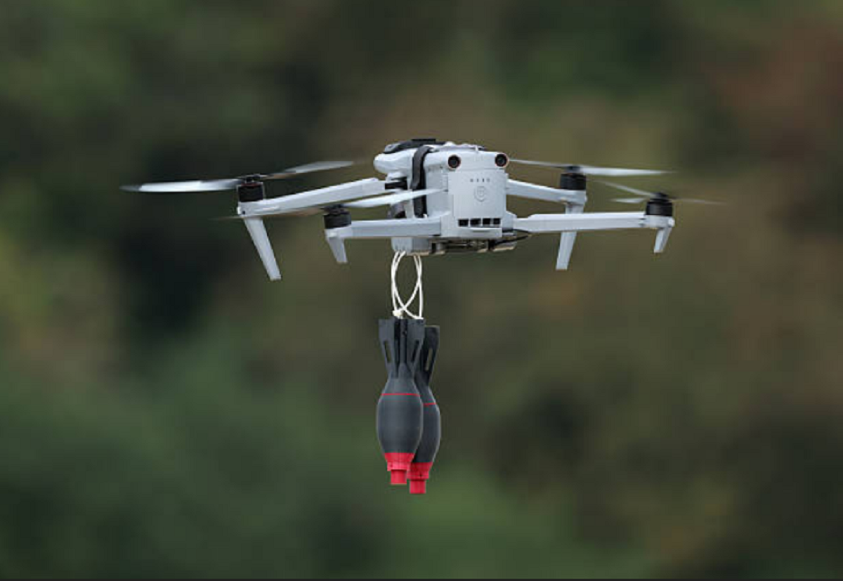 Dron de reconocimiento volando a baja altura sobre una pista de aterrizaje aeroportuaria.